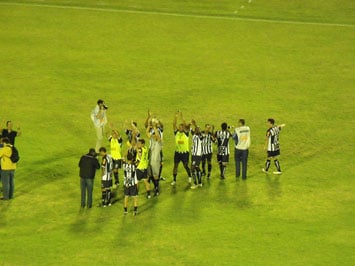 Jogadores do Tupi agradecendo a torcida 