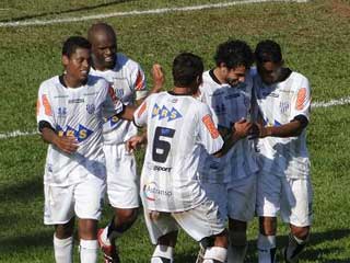 Jogadores do Tupi comemorando gol