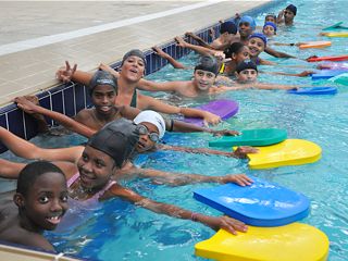 Crianças na piscina