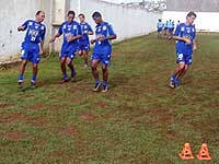 Goleiro se aquecendo e treinando