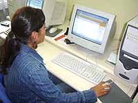 Menina est? na frente do computador, acessando a internet