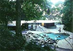 Na Casa das Canoas, projetada por Oscar Niemeyer, a pedra sai de dentro da piscina ...