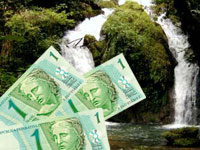 Notas do Real e uma cachoeira ao fundo