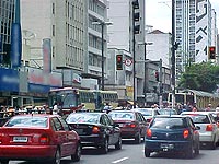 Foto de carros na avenida Rio Branco