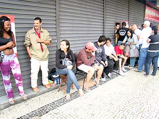 Foto de pessoas na fila da loja