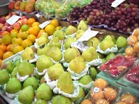 Foto de uma banca de frutas com v?rias p?ras