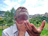 foto de
Corn?lio Marques fazendo auto-massagem na garganta