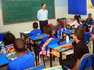 Foto do prefeito em sala de aula