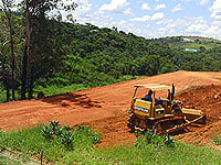 Foto da obra de terraplanagem do novo HU