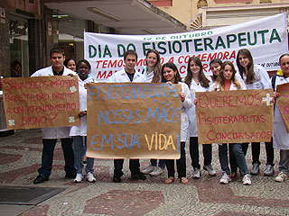 Foto de estudantes mostrando cartazes