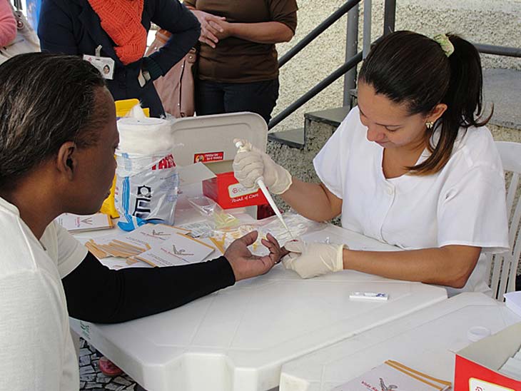 Mulher fazendo o teste de Hepatite C