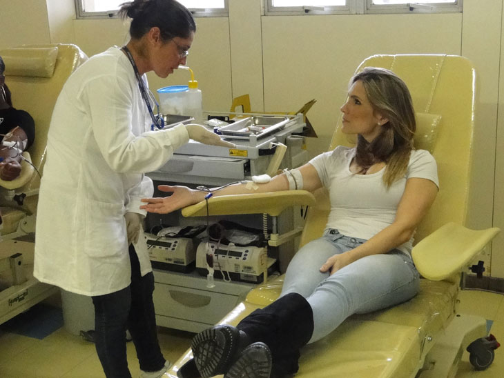 Josy Oliveira doando sangue