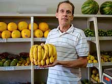 Foto de Falconi segurando um cacho de bananas