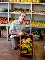 Foto de Armando Falconi segurando algumas bananas