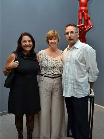 A artista plástica, Irene Barros; a gestora do Espaço Cultural, Sueli Navarro e o pro-reitor de Cultura da UFJF - José Alberto Pinho Neves