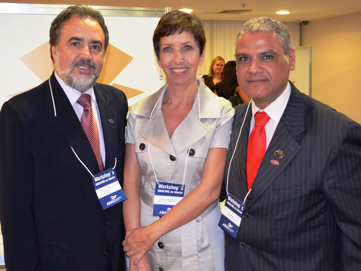  O presidente da Abav/MG, Antônio da Matta e sua esposa Marcia Resende, com o gerente comercial e marketing do VBH, Gio Ahmad