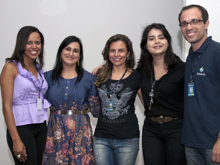 A coordenadora dos cursos de Publicidade e Propaganda e Jornalismo, Aline Maia, a jornalista Daniela Arbex, a coordenadora dos cursos de Marketing e Psicologia, Adriana Viscardi, a professora Silvania Sottani e o coordenador do curso de Direito, Claudio Santos