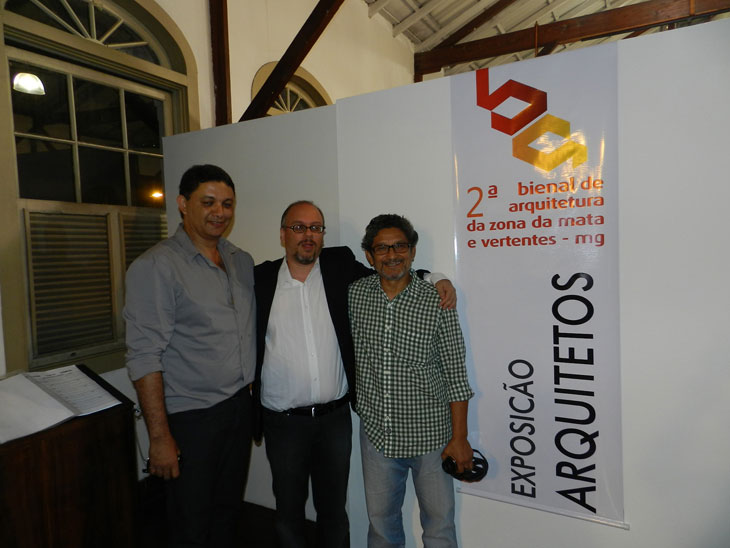 O presidente do IAB Juiz de Fora, ladeado por Túlio Tibúrcio e Paulo Francisco de Oliveira, arquiteto homenageado 