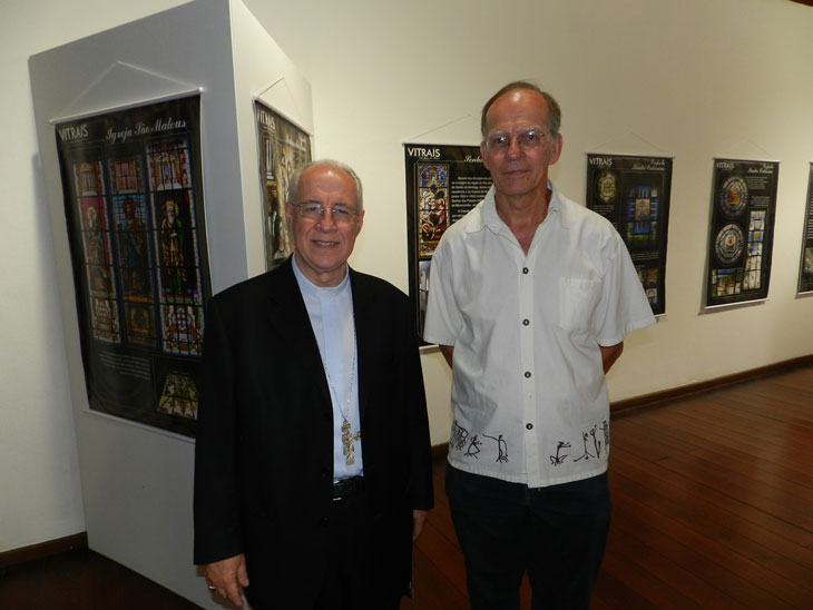 O Arcebismo Dom Gil Antônio com o arquiteto Paulo Gawryszewski, da Divisão de Patrimônio Cultural da Funalfa, responsável pela exposição Vitrais em Juiz de Fora