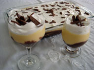 Mousse de maracujá com chocolate e chantilly