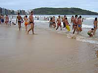 Foto de Guarapari com pessoas na beira da ?gua