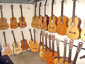 Foto da instrumentoteca cheia de viol?es