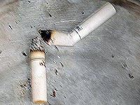 Cinzeiro com dois cigarros apagados