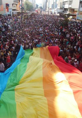 Foto de bandeira na parada gay de JF