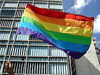 Foto de bandeira na parada gay de JF